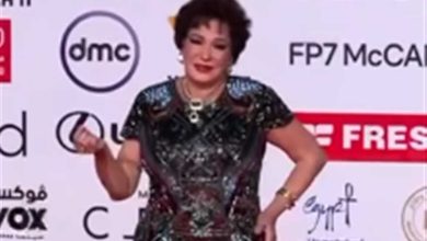 لبلبة بإطلالة فرعونية على السجادة الحمراء: «لابسة كده علشان افتتاح المتحف» (فيديو)