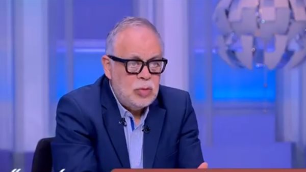 أشرف زكي: "السوشيال ميديا" وراء ظاهرة تصوير عزاءات الفنانين بشكل غير محترم