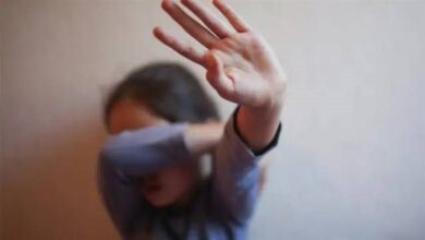 بعد نزول جميع الركاب.. القبض على سائق ميكروباص سرق سيدة ونجلها بالقوة