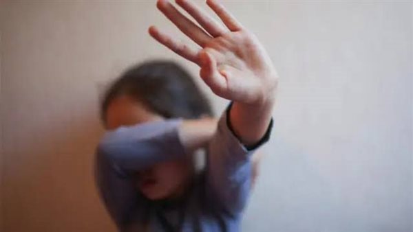 بعد نزول جميع الركاب.. القبض على سائق ميكروباص سرق سيدة ونجلها بالقوة