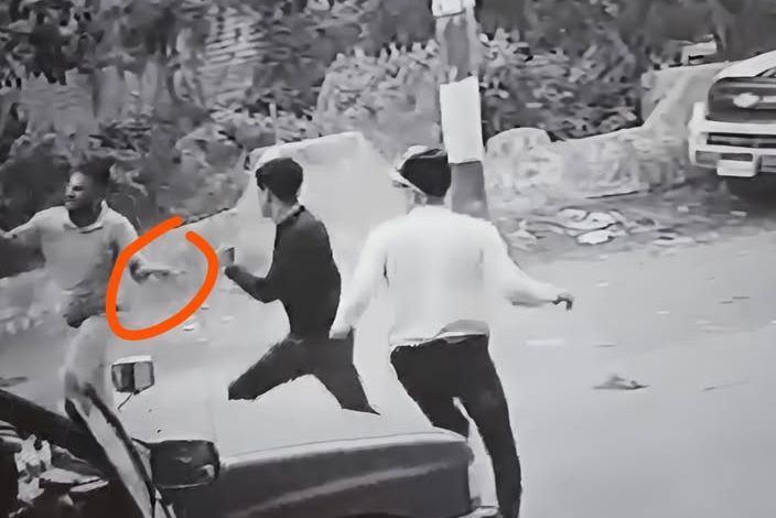 بلطجية يقطعون ذراع رجل بعد معاكسة زوجته