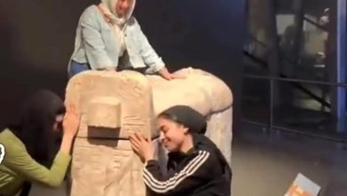 فتيات يضعن روج للمتحف المصري