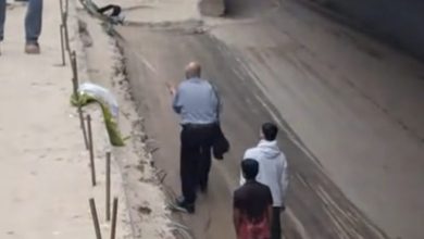 مسن يصعد دائري المرج بحبل