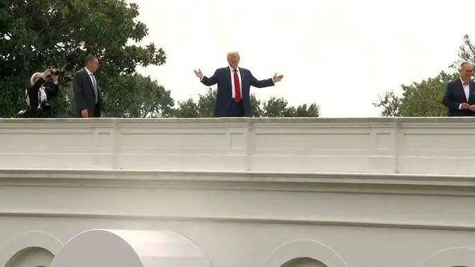 ترامب على سطح البيت الأبيض أرشيفية 1764190492 0