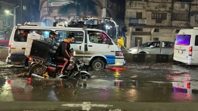 أهالي دمياط يستغيثون بعد غرق الشوارع بمياه الأمطار وتوقف الحركة بالكامل