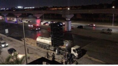 محملة بالمواد البترولية.. انقلاب تريلا على طريق التسعين الجنوبي بالتجمع الخامس