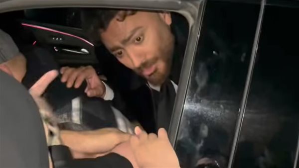 استجاب لطلبها..معجبة تصرخ وتستغيث بتامر حسني: كنت معاك في الجامعة ومحتاجة رقمك