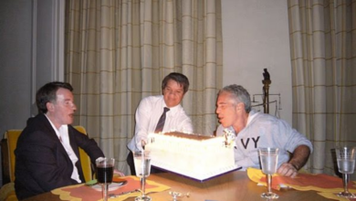 بعد الإفراج عن ملفات إبستين.. صور كلينتون ومايكل جاكسون تثير جدلًا عالميًا