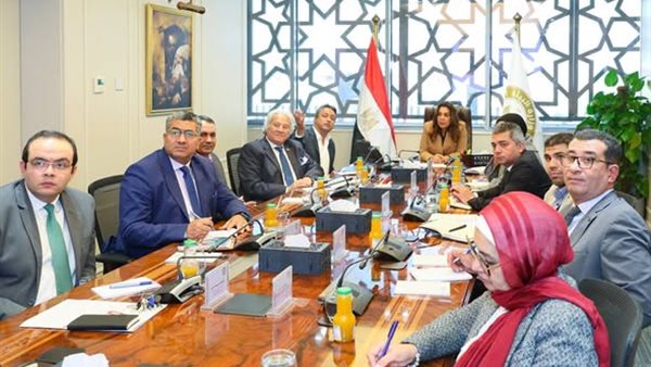 "منال عوض" تبحث فرص الاستثمار المستدام داخل المحميات الطبيعيةمع أحد المستثمرين