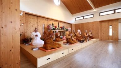 حوارات حية بين التقاليد الدينية: مشاركو KAICIID يلتقون برهبان دير Sumedharama