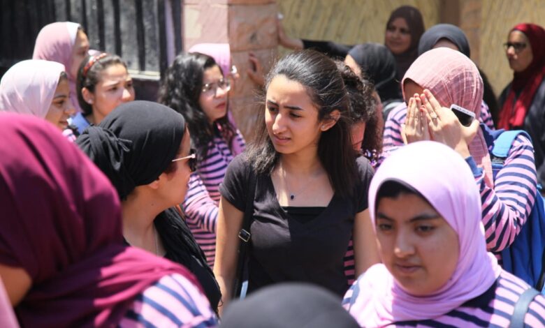 خروج طلاب الثانوية العامة بعد امتحانات مادة الاحصاء بمدرسة أم الأبطال بالهرم تصوير احمد حسن 9