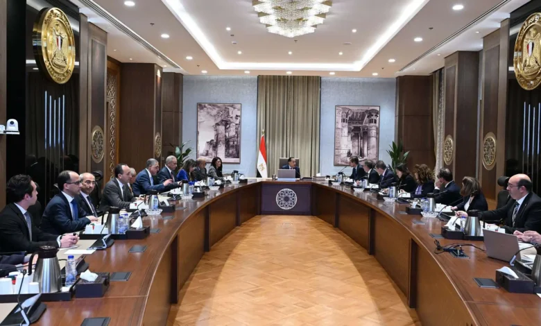 رئيس الوزراء يستقبل مسؤولين البنك الأوروبي لإعادة الإعمار والتنمية لتعزيز التعاون الاقتصادي 17653015