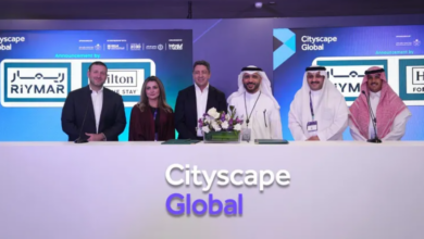 مسؤولو ريمار العقارية السعودية وهيلتون خلال توقيع اتفاقية الشركة 1766981091 0