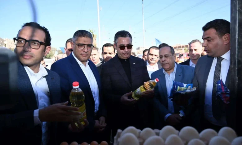 وزير التموين ومحافظ الجيزة يفتتحان سوق اليوم الواحد في حدائق الأهرام لتوفير السلع الأساسية بأسعار مخ