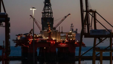 تراجع أسعار النفط وسط تقلبات حادة وضبابية بشأن إمدادات الشرق الأوسط