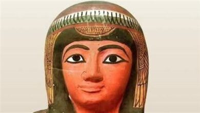 قناع ملون لمومياء سيدة بالعصر الصاوي