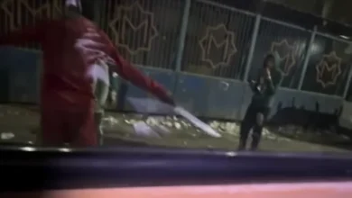 يستعرض بسلاح أبيض أمام محطة مترو بالجيزة