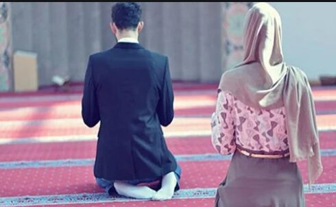 صلاة الرجل وزوجته في المنزل