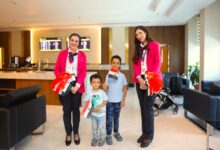 87651 مطار القاهرة يحتفل بعيد تحرير سيناء مع الركاب بالورود والشيكولاتة 3