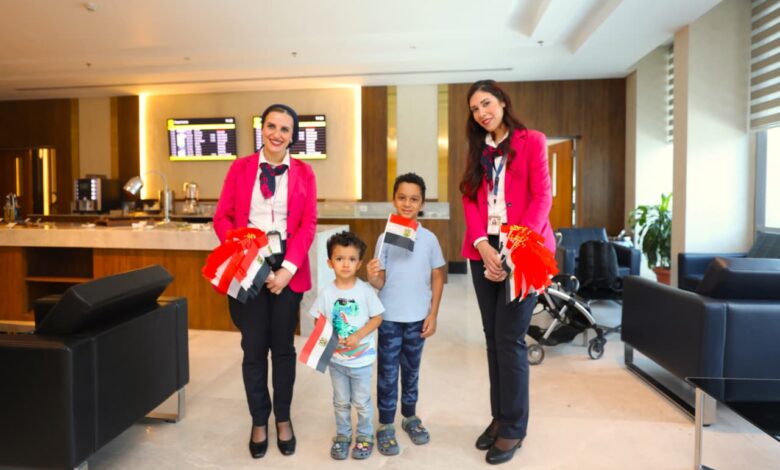 87651 مطار القاهرة يحتفل بعيد تحرير سيناء مع الركاب بالورود والشيكولاتة 3